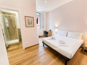Due Torri - Room with private bathroom in the center