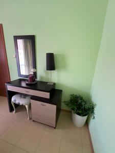 Sunny View Retreat at Sunny Beach Cozy Apartment with Sunlit Balcony