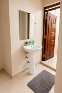 Stylish 2 Bedroom, Wi-Fi, Swimming, Gym, Netflix & Washer