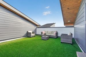 Modern 2BR Rooftop Terrace Retreat