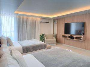 Balcony Studio - Ocean Breezes AC- Prime Location