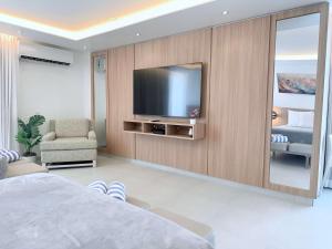 Balcony Studio - Ocean Breezes AC- Prime Location