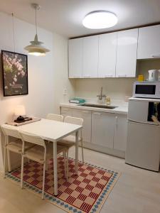 New Long-term stays welcome 3 minutes to Seokchon Station Parking Sunlight Baby chair Air conditioner 2 minutes to Lotte World 3 minutes to the sports complex 4 minutes to KSPO