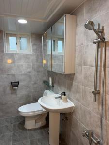 New Long-term stays welcome 3 minutes to Seokchon Station Parking Sunlight Baby chair Air conditioner 2 minutes to Lotte World 3 minutes to the sports complex 4 minutes to KSPO