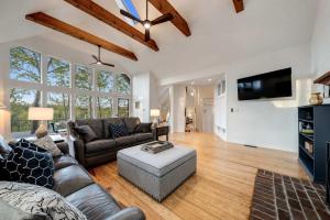 Exclusive Wooded Chalet w Magnificent River Views