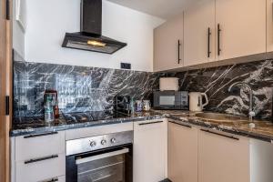 The Urban Luxe Near City Center 2 Bedrooms with Rooftop Pool