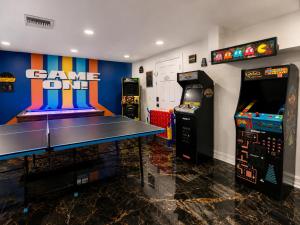 Heated Pool, Epic Game Room, Fire Pit & BBQ, 5BR Tampa Getaway