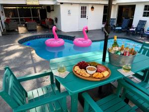 Heated Pool, Epic Game Room, Fire Pit & BBQ, 5BR Tampa Getaway
