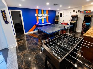 Heated Pool, Epic Game Room, Fire Pit & BBQ, 5BR Tampa Getaway