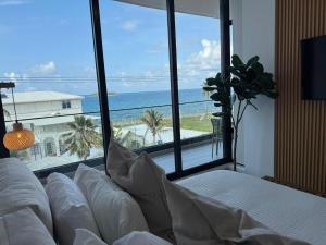 Lujoso apartamento con balcón y vista al mar