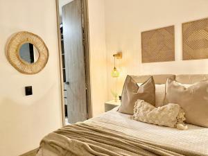 Lujoso apartamento con balcón y vista al mar