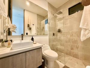 Lujoso apartamento con balcón y vista al mar
