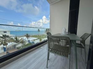 Lujoso apartamento con balcón y vista al mar