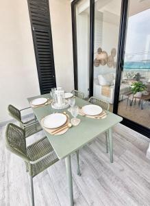 Lujoso apartamento con balcón y vista al mar