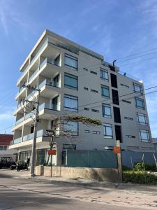 Lujoso apartamento con balcón y vista al mar