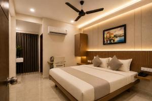 Hotel Classic V Square Near Hitech City & Nexus Mall Kukatpally,