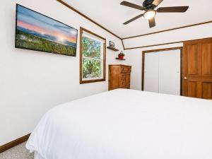 Little Bear Cottage - Walk to Bear Mountain, Fireplace, Deck