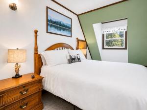Little Bear Cottage - Walk to Bear Mountain, Fireplace, Deck