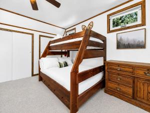 Little Bear Cottage - Walk to Bear Mountain, Fireplace, Deck