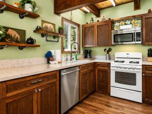Little Bear Cottage - Walk to Bear Mountain, Fireplace, Deck
