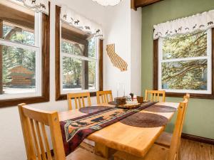 Little Bear Cottage - Walk to Bear Mountain, Fireplace, Deck