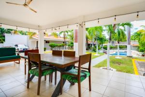 Step-Free Studio w Pool Access, Walk to Beach!