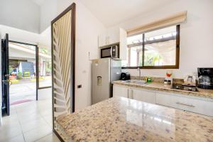 Step-Free Studio w Pool Access, Walk to Beach!