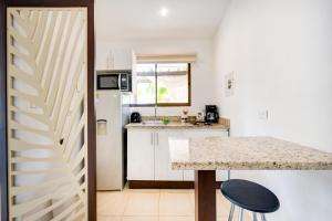 Step-Free Studio w Pool Access, Walk to Beach!