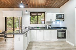 Shared Pool Access: Updated Apt in Playa Avellanas