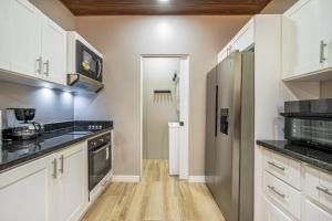 Shared Pool Access: Updated Apt in Playa Avellanas