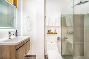 Walk to Del Coco Beach & Restaurants: 2 Condos!