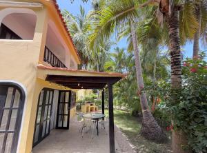 Beach location and pool