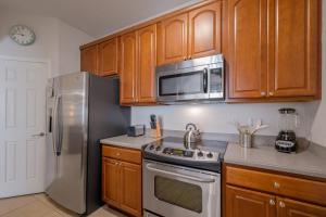 IS2-210 - 3BR apartment sleeps 8 at Vista Cay