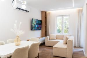 Stylish 1BR Apartment with Balcony & Self Check-in