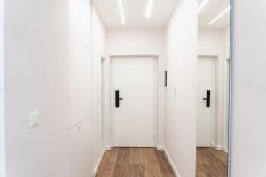 Stylish 1BR Apartment with Balcony & Self Check-in