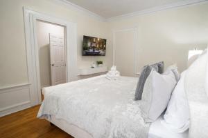 6BR Apt • Workspace • Near Lakefront + Red Line