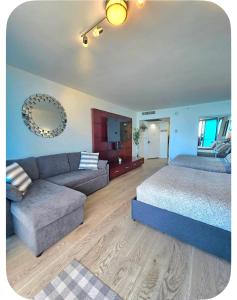 BEACHFRONT STUDIO wITH KITCHENETTE