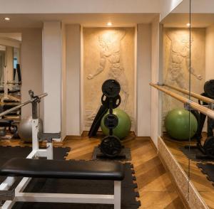 Skyline Studio with Free Swimming Pool, Sauna, Gym