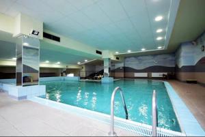 Skyline Studio with Free Swimming Pool, Sauna, Gym