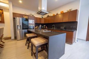 House with a pool and parking grupoxingo