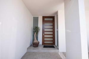 House with a pool and parking grupoxingo