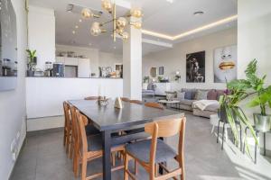 Rg133 - Spacious 3 Bed Apartment In Prime Location