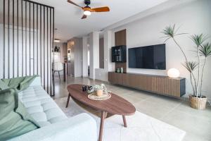 Jm94 - Totally Renovated In Stylish Design