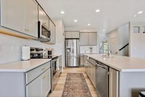 Luxurious 4-BR Bungalow with Office - Park Setting