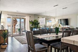 Top-Floor Condo with Pools Water Slides Hot Tub