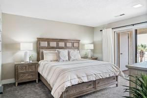 Top-Floor Condo with Pools Water Slides Hot Tub