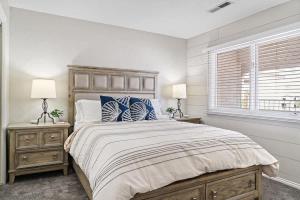 Top-Floor Condo with Pools Water Slides Hot Tub