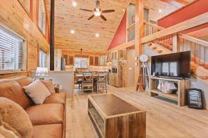 Serene and cozy updated log cabin in the woods