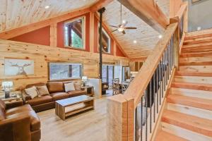 Serene and cozy updated log cabin in the woods