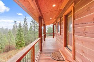 Serene and cozy updated log cabin in the woods